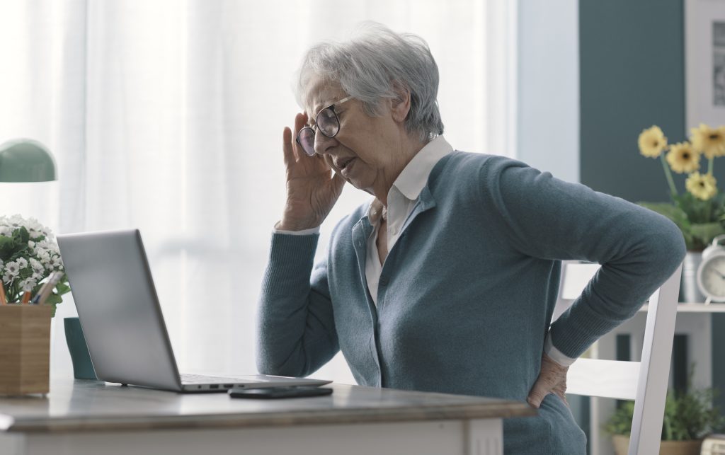 Mujer con dolores en la oficina