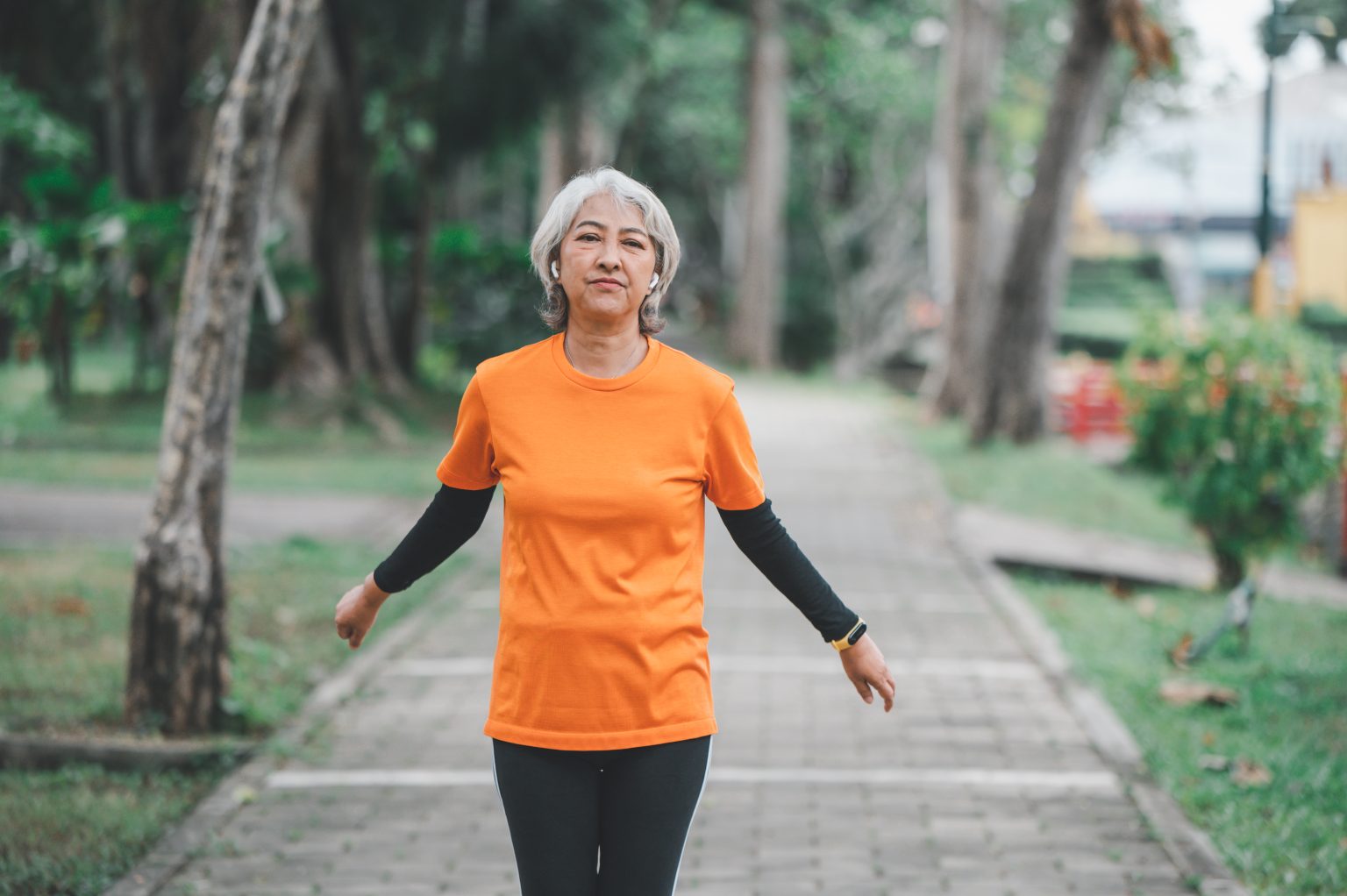 tratamiento fibromialgia Persona realizando ejercicio suave y caminata en un día de fibromialgia